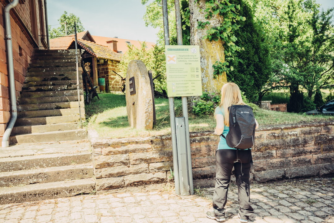 Wandertafel des Odenwaldklubs bei Limbach-Wagenschwend mit Wanderin davor