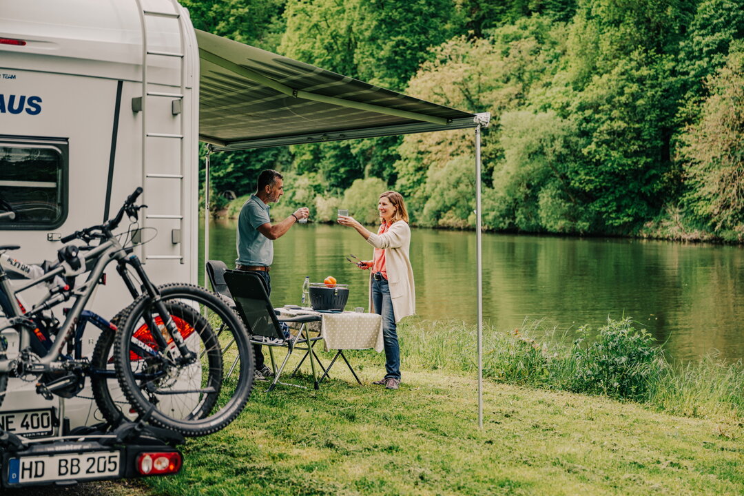 Wohnmobilisten mit ihrem Reisemobil am Neckar