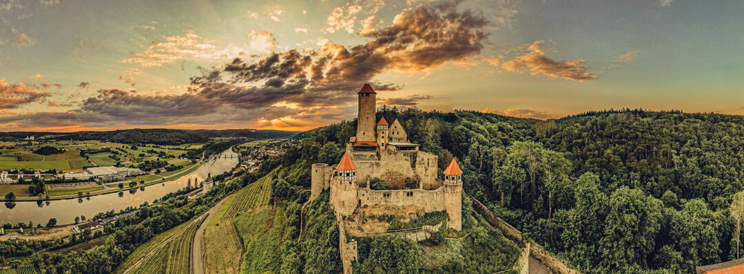 Burg Hornberg bei Neckarzimmern im Sonnenuntergang