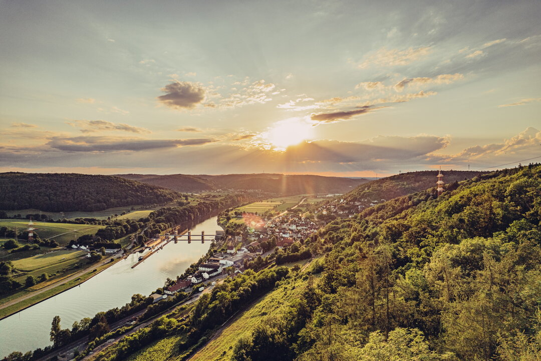 Das Neckartal bei Neckarzimmern im Sonnenuntergang