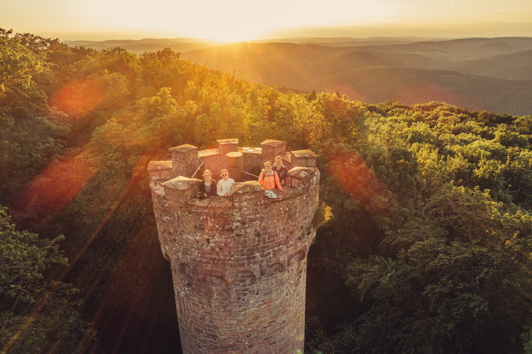 Sonnenuntergang am Katzenbuckelturm in Waldbrunn