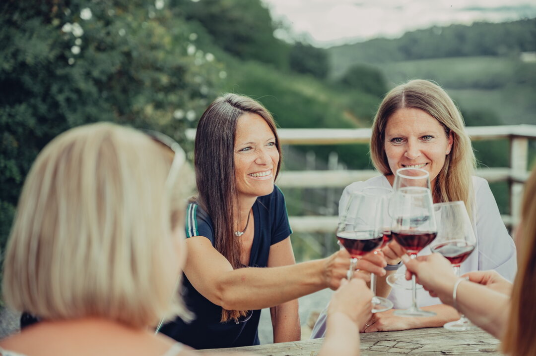 Frauengruppe beim Anstoßen